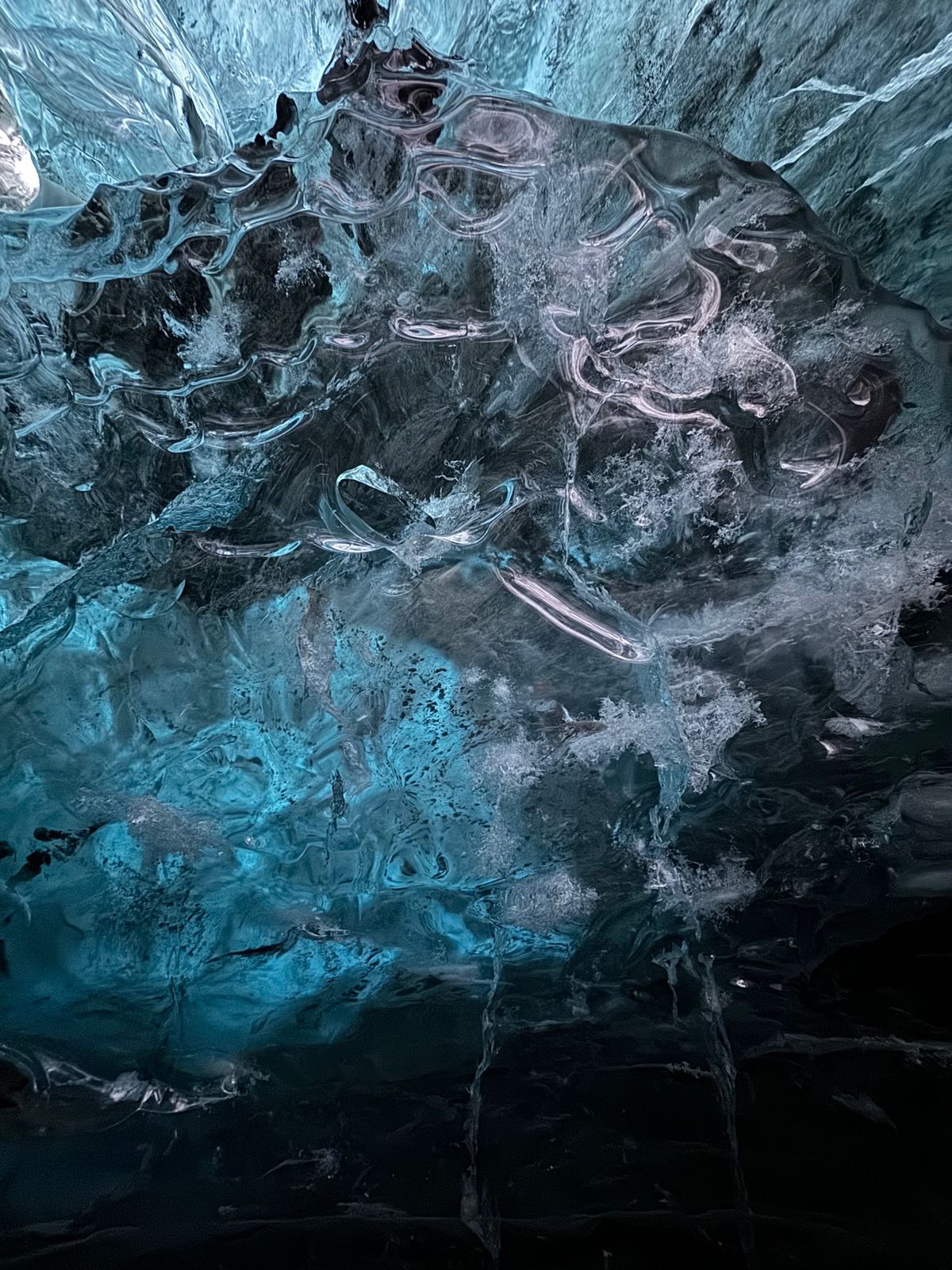 氷河を20分くらい歩くと氷の洞窟が見えてきます。

何層にも積み重なってで...