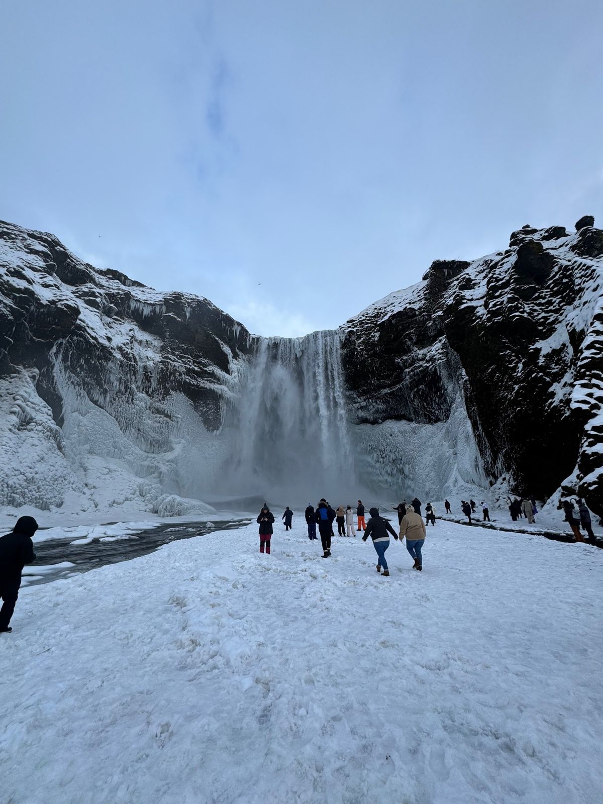 スコゥガフォスの滝

下から眺めると水飛沫がすごい。滝上まで階段があるので...