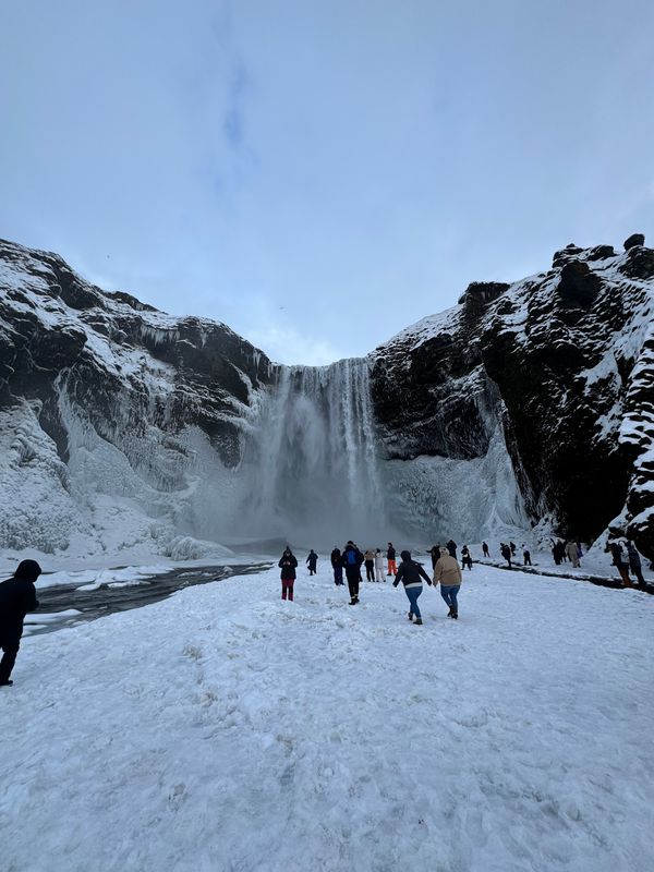 アイスランド・アイスランド「アイスランドで今度こそオーロラ！」の写真：スコゥガフォスの滝

下から眺めると水飛...