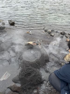 Laugarvatn(ロイガルヴァトン)

温泉が湧き出ていて硫黄の匂いが...