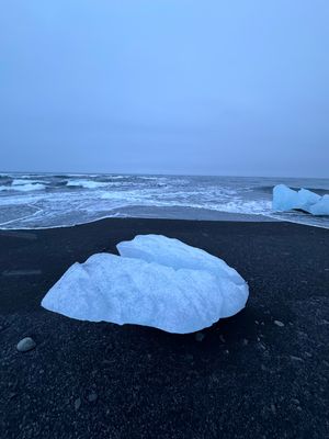 ダイヤモンドビーチ

ツアー出発地のヨークルスアゥルロゥン氷河湖に戻る。
...