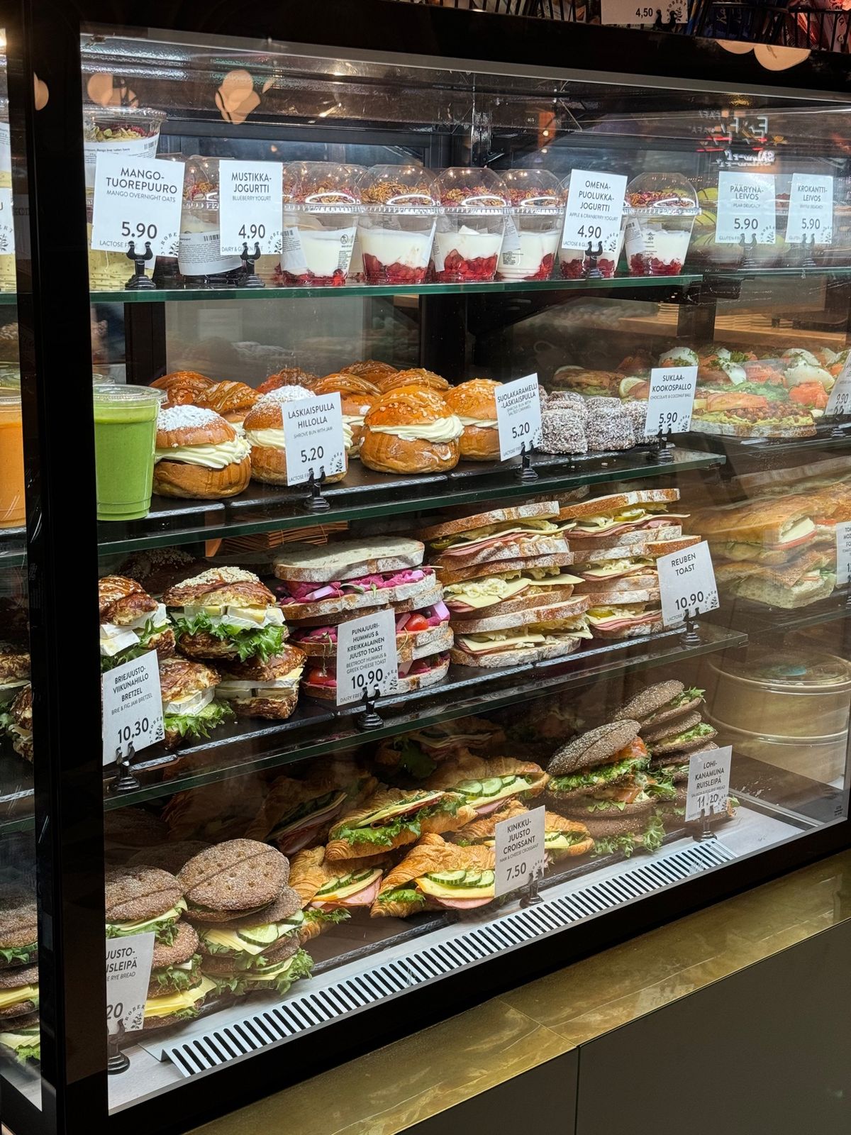 ヘルシンキに50分も早く到着。外は-24度らしい。恐ろしい！

トランジッ...