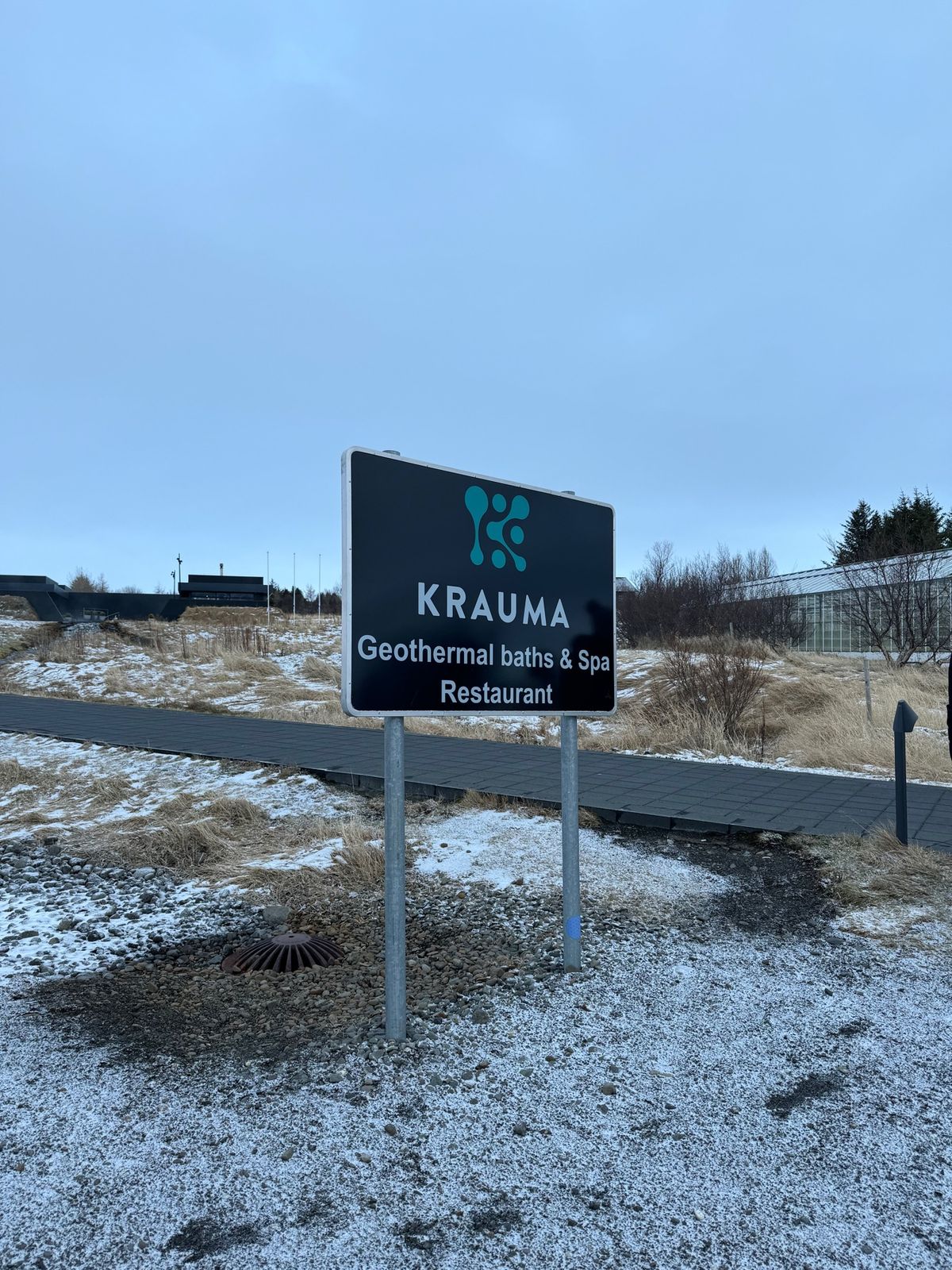 kraumaという温泉施設に立ち寄る。多分ブルーラグーンのような温泉施設だ...