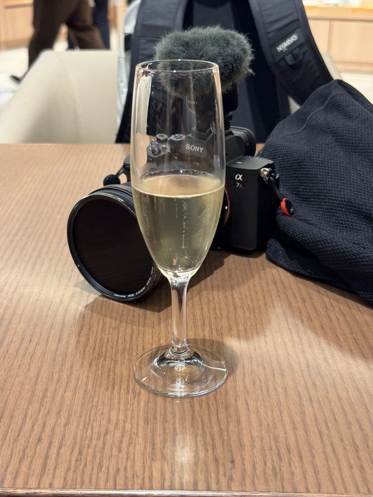 フィンエアーはJAL系なのでJALのラウンジへ。シャワー浴びたかったけど1...