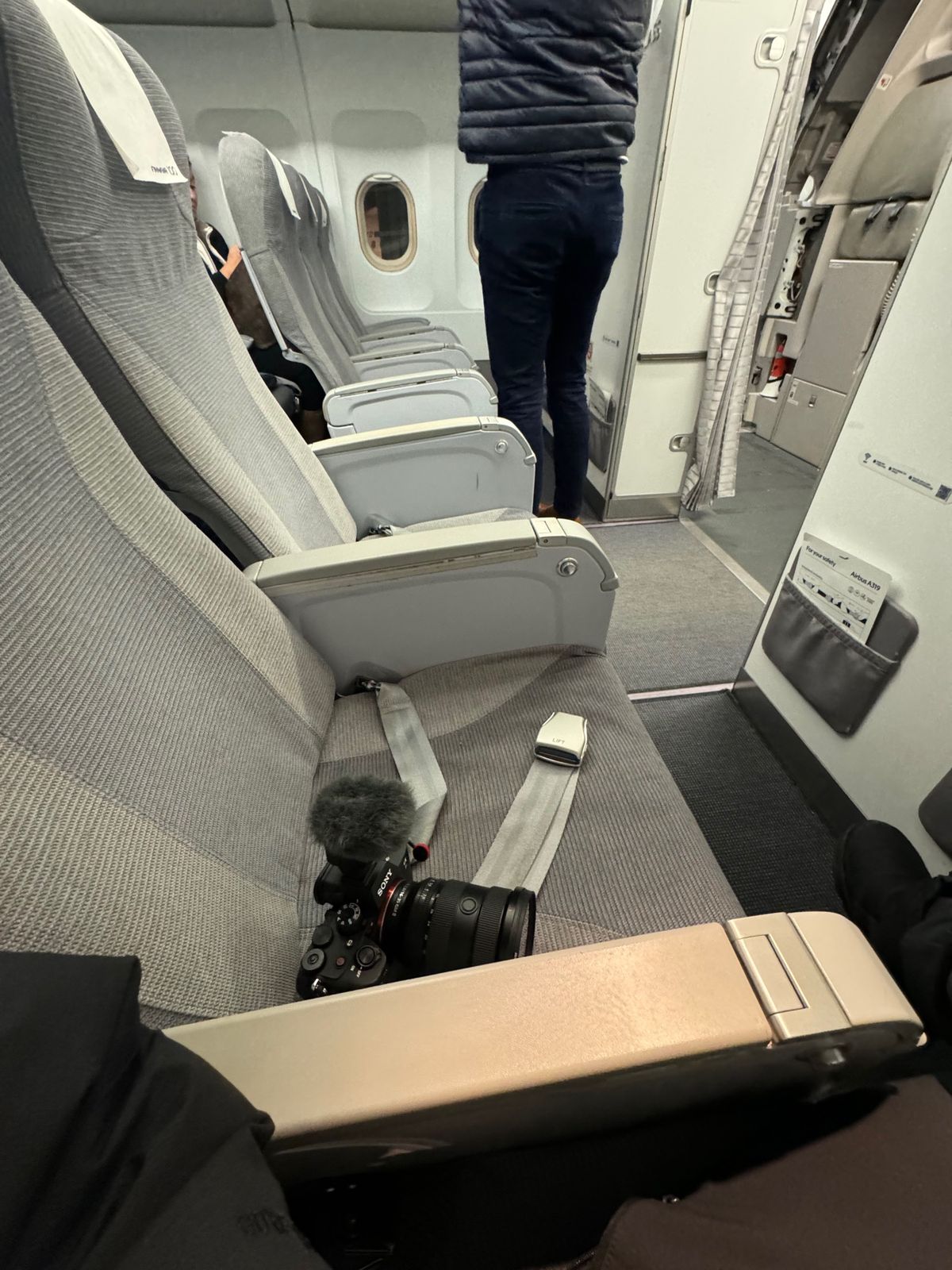 ヘルシンキからレイキャビクへ。

小さな飛行機ですが一応ビジネスクラスがあ...