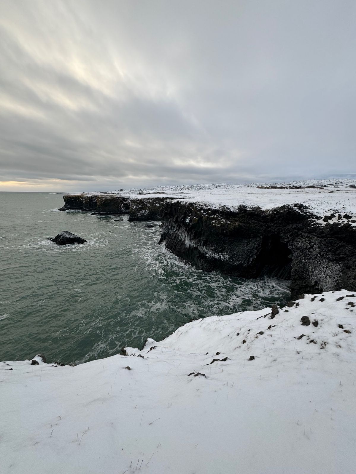 Arnarstapi Cliff （アルナルスタピ断崖）

アーチ場の岩が...