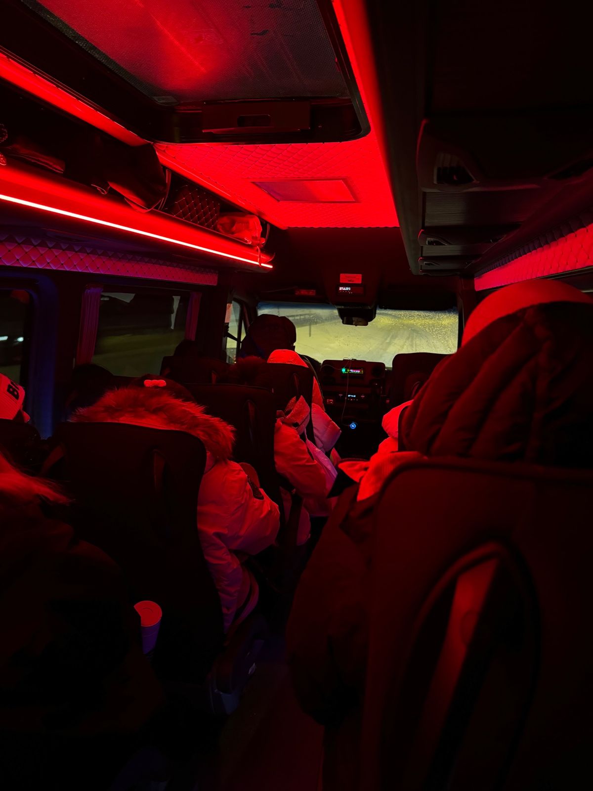 朝の8時頃。外は雪。まだまだ暗い。
今日はこれからツアーです。
まずはゴー...