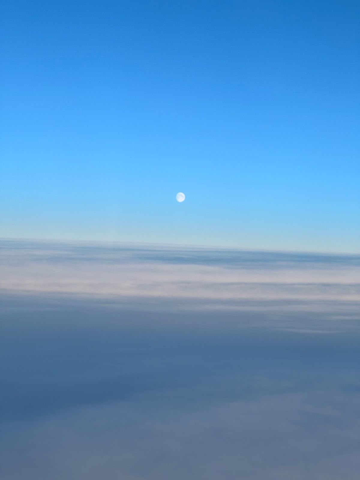 ケフラヴィーク国際空港からヘルシンキのヴァンター空港へ。飛行時間は3時間位...