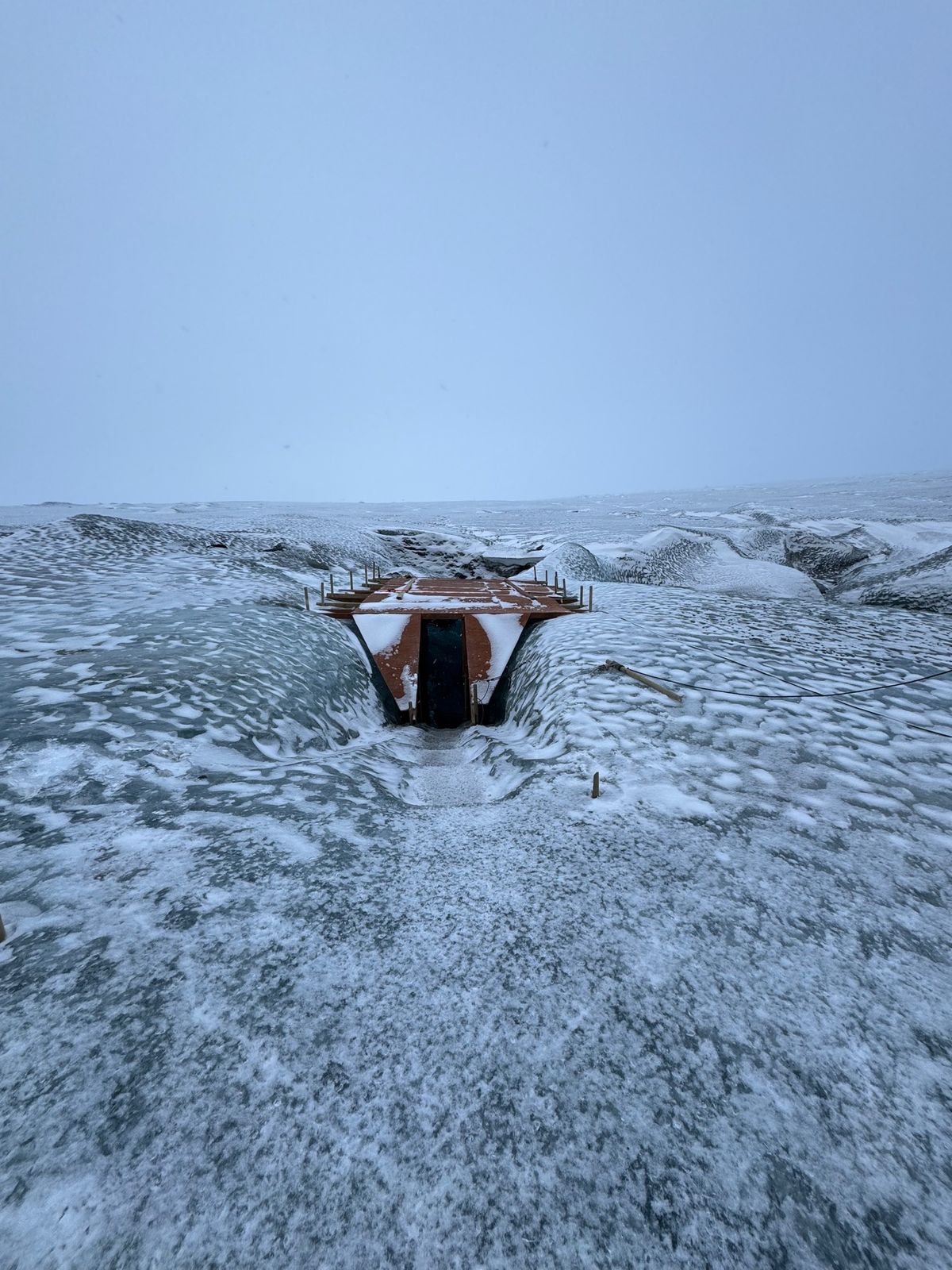 アイゼンをつけて氷河の上を歩く！

初めは滑りそうで恐る恐る。アイゼンの素...