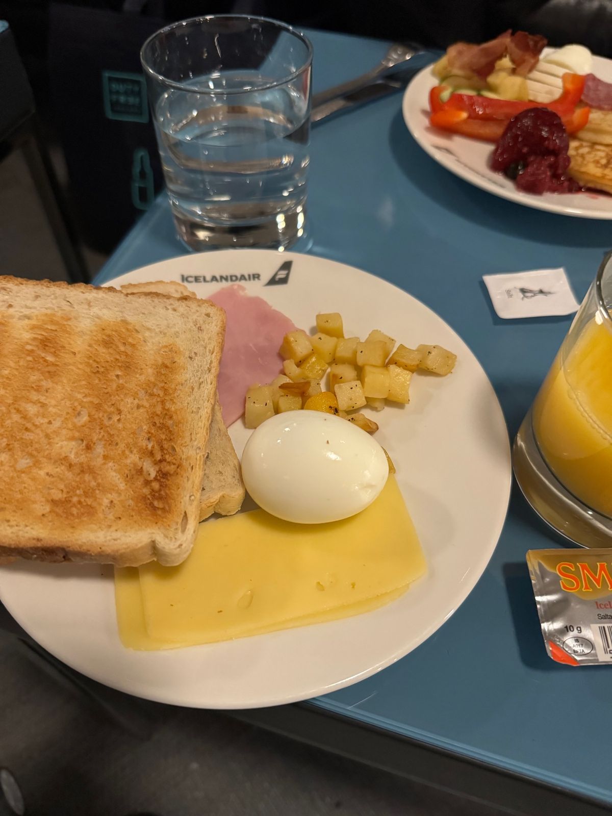 帰国の日、朝6時のバスで空港へ。検査場を通過後、空港のsaga loung...