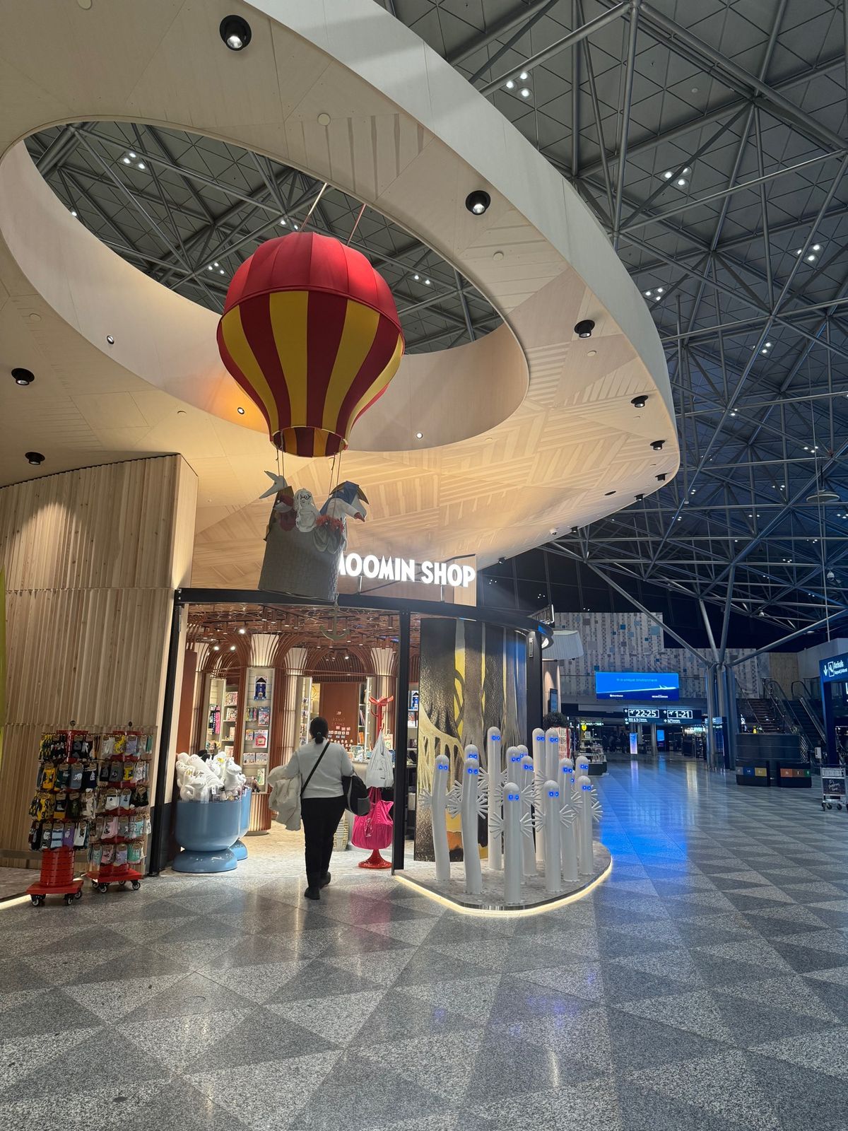 ヘルシンキに50分も早く到着。外は-24度らしい。恐ろしい！

トランジッ...