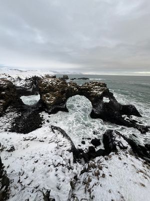 Arnarstapi Cliff （アルナルスタピ断崖）

アーチ場の岩が...