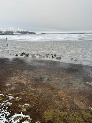 Laugarvatn(ロイガルヴァトン)

温泉が湧き出ていて硫黄の匂いが...