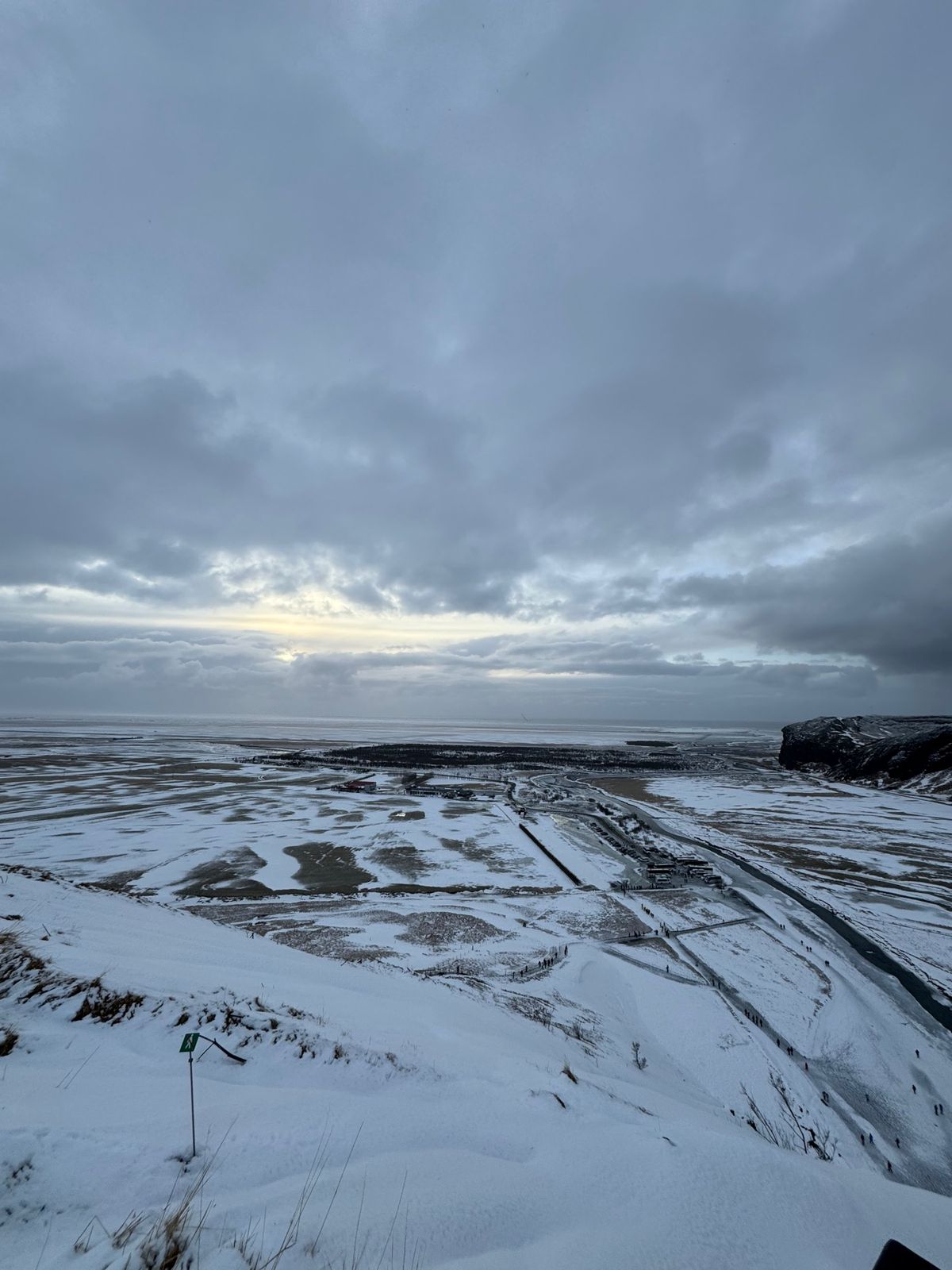 スコゥガフォスの滝

下から眺めると水飛沫がすごい。滝上まで階段があるので...