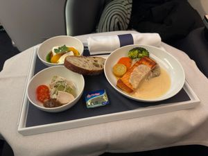 やっぱりフィンエアーの機内食は美味しいなぁ。

ワインも👍

2枚目のグラ...