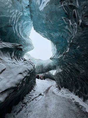 氷河を20分くらい歩くと氷の洞窟が見えてきます。

何層にも積み重なってで...