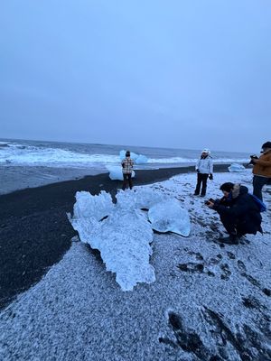 ダイヤモンドビーチ

ツアー出発地のヨークルスアゥルロゥン氷河湖に戻る。
...