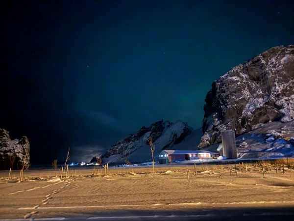 アイスランド・アイスランド「アイスランドで今度こそオーロラ！」の写真：早朝6時頃。星が見えてたので外に出てみた...