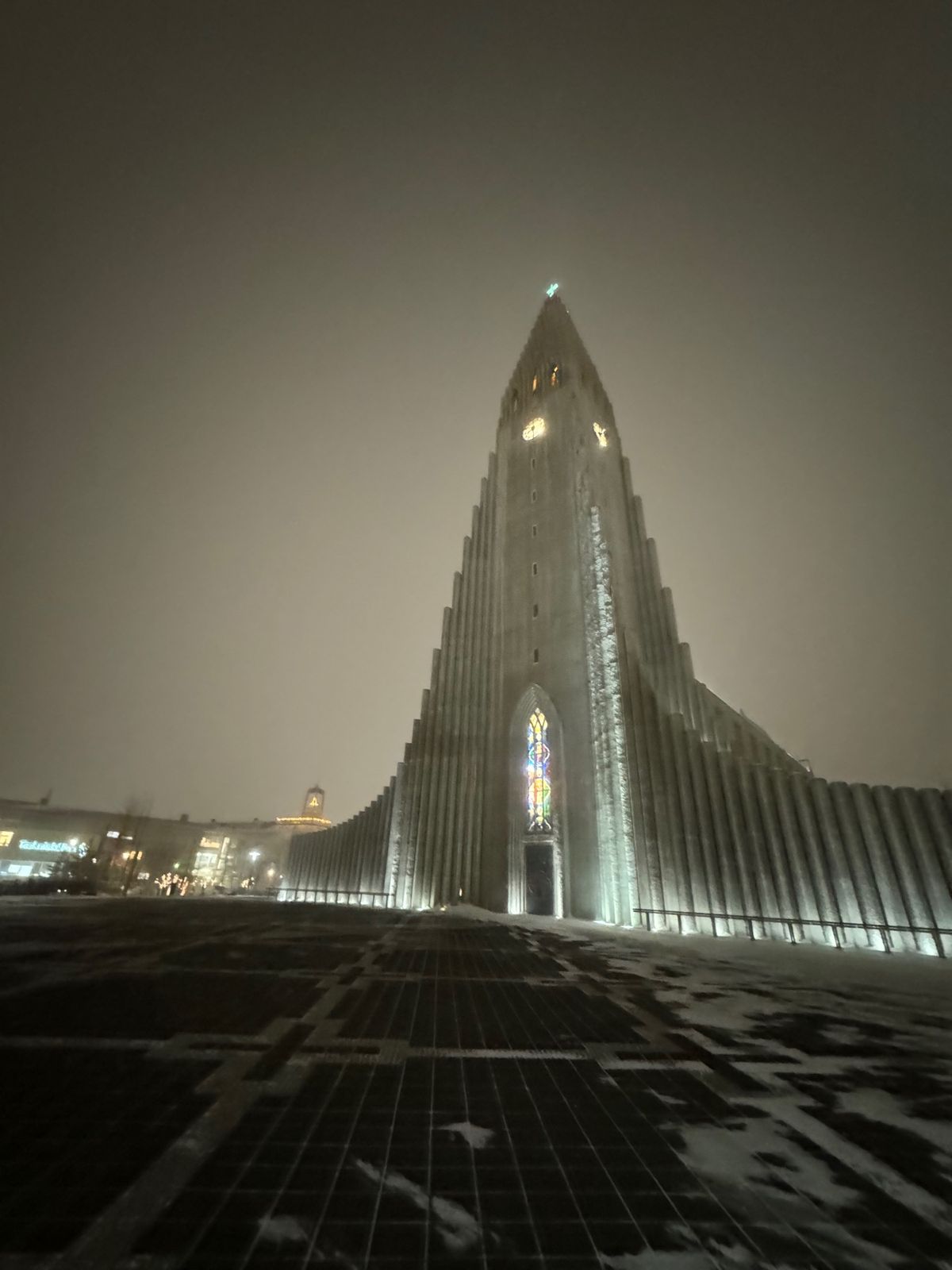 朝の8時頃。外は雪。まだまだ暗い。
今日はこれからツアーです。
まずはゴー...