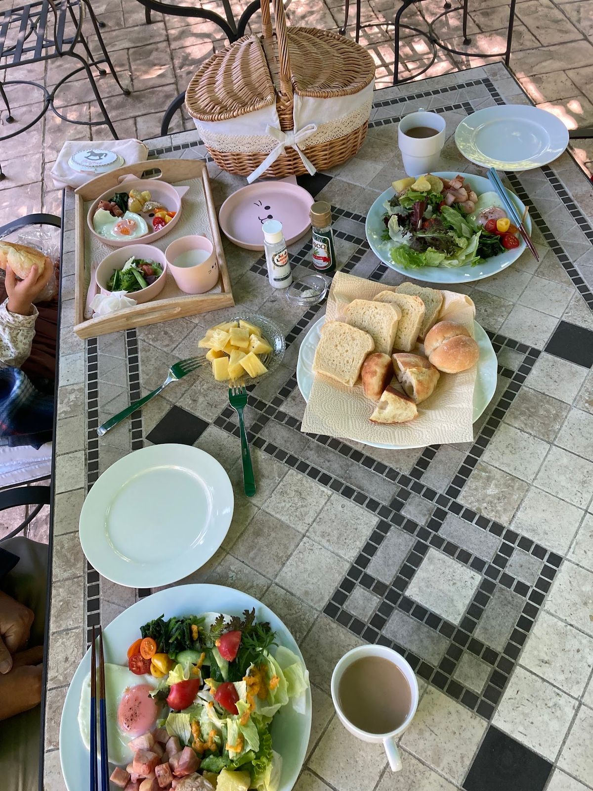 保養所で夕食のバーベキューと次の日の朝食。