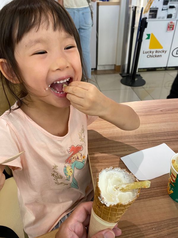 日本・静岡県「伊東とみなとみらい」の写真：海老名サービスエリアで腹ごしらえ