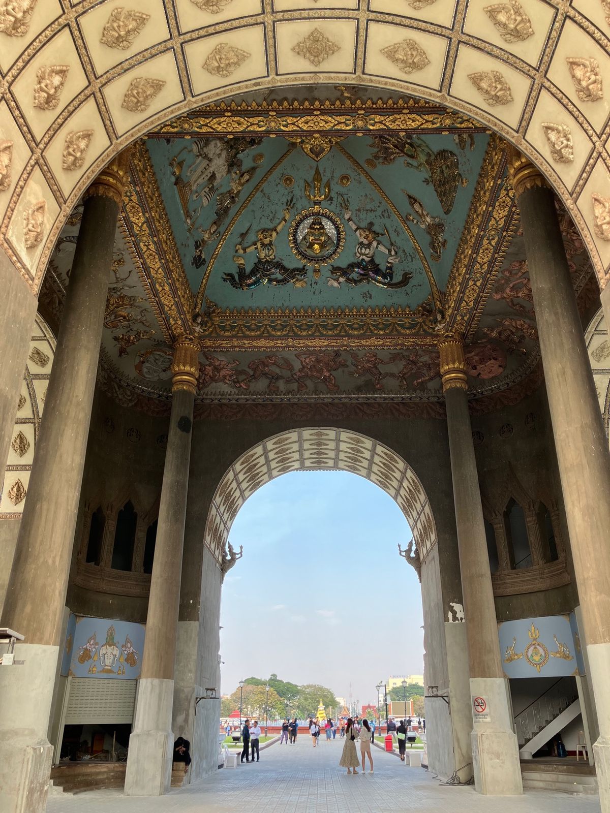 20231225 Vientiane
Patuxay パトゥーサイ
20,...