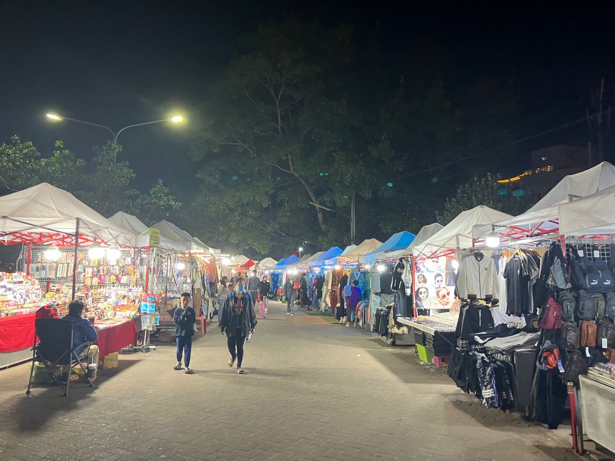 20231226 Vientiane
ナイトマーケット

観光客向けの品物...