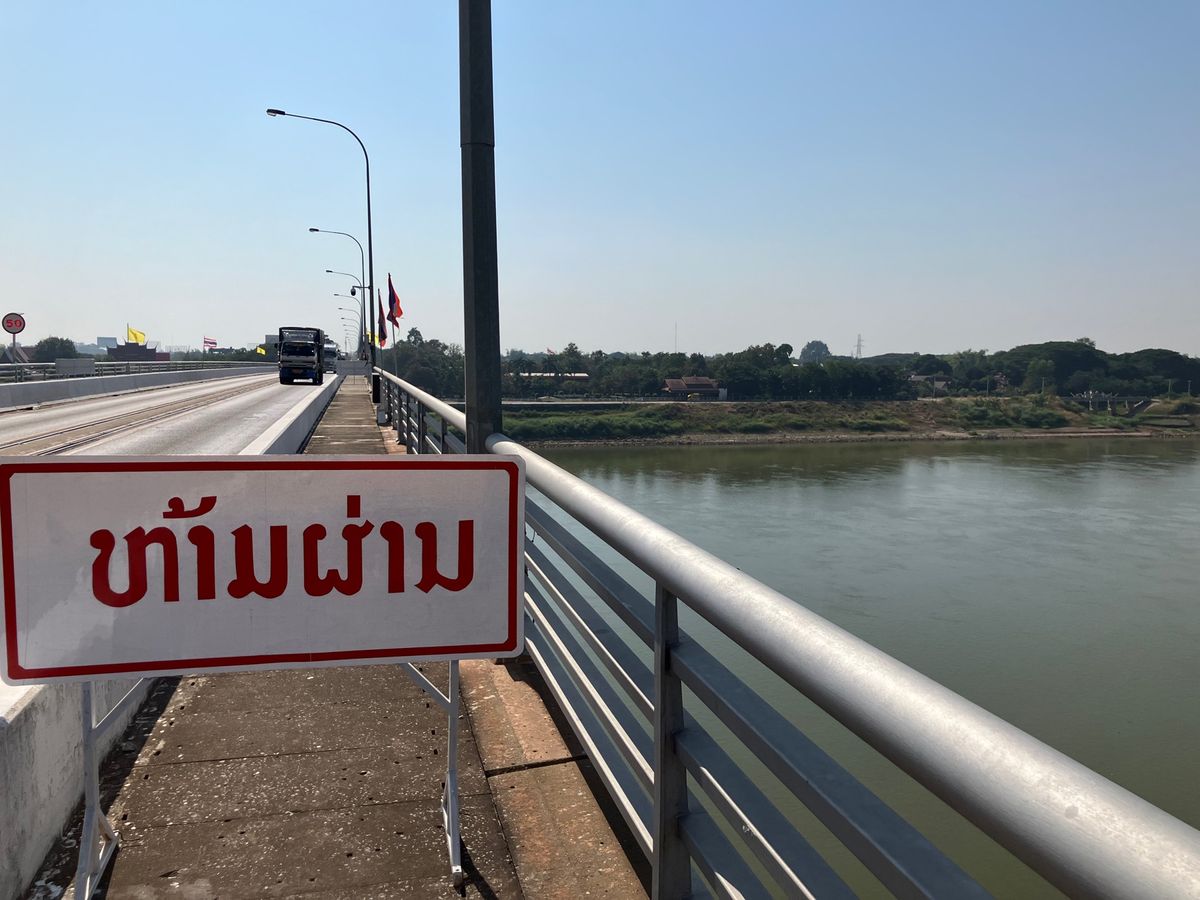 ラオスとタイの国境。友好橋。

半日タクシーをチャーターして行きました。
...