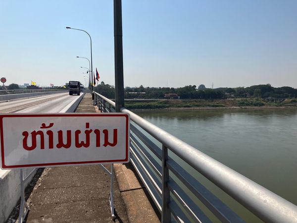 ラオス人民民主共和国・ヴィエンチャン、ルアンパバーン、「ラオス」の写真：ラオスとタイの国境。友好橋。

半日タク...