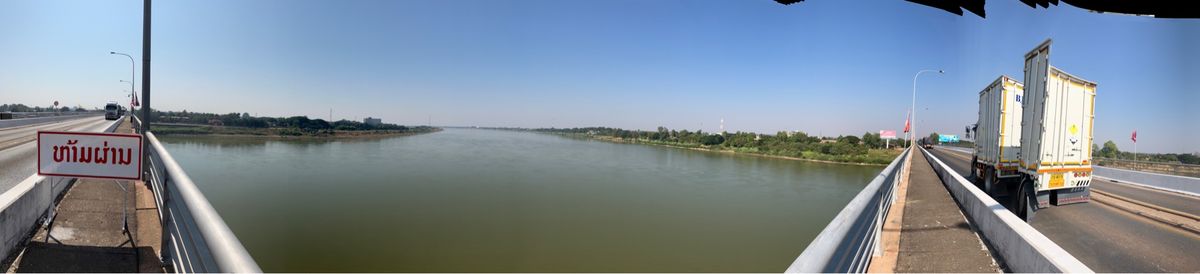 ラオスとタイの国境。友好橋。

半日タクシーをチャーターして行きました。
...